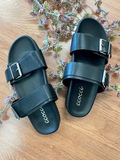 • Classic sandal shape in a beautiful black leather • True to size fit with molded sole for comfort American Express, Black Sandals, Best Sellers, New Product, The Go, Black Leather, Sandals, Leather, Black