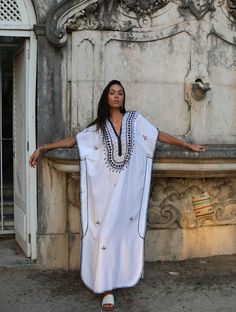 ooooooooooooº©ooooooooo This is a part of our new Boho Caftan Kaftan Series. This Moroccan Caftan Kaftan is so cozy, it's definately idea for wearing during the weekend, or when you just want to relax at home. Although this caftan is really cozy, because the style is so elegant, it could be worn for an exotic night in, or when you want to wow your friends at your home party. Or wear it outdoors with boots, and look super bohemian! **This caftan is also ideal for maternity wear. It's not only com Black Caftan, Boho Caftan, Beach Kaftan, Dress Kaftan, Pregnancy Looks, Moroccan Caftan, Summer Gifts, Home Dress, Bohemian Design