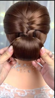 Simple wedding bun
Quick & Easy bun hairstyle for wedding - bollo de boda Bow Updo Hair, Medium Length Hair Bridesmaid, Cute Hairstyles Bun, Hair French Braids, Balayage Color Ideas, Hairstyles Bow, Hairstyle Prom