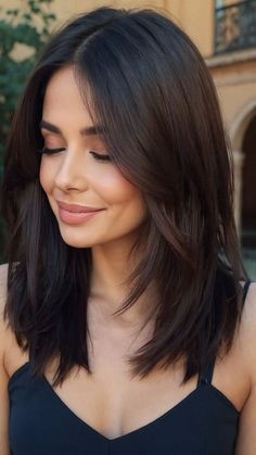 Medium Length Haircut Thick Straight Hair, Mid Length Haircut For Straight Hair, Haïr Cut For Medium Length Hair, Mid Hair Haircut, Straight Fine Haircuts, Mom Haircut 2024, Mid Length Thick Hair With Layers, Mid Length Haircut Thick Hair, Mid Length Hair For Thick Hair