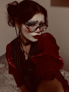 clown girl, clown makeup, costume, wlw, fantasia de palhaço aesthetic, clowncore, wierd stuff, wierd core, strange girl, wierd girl 1920s Clown, Girl Clown Makeup, Girl Clown, Clown Girl, Clown Makeup, Halloween, Makeup, Make Up