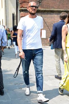 コンバース オールスター コーデ メンズ特集 | 男前研究所 Bald Men Style, Men's Denim Style, Outfits With Converse, Fashion 101, Mens Casual Outfits, Mens Street Style, Mens Denim, Primavera Estate