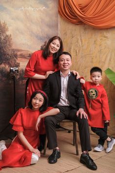 Family Photo Studio Concept, Family Potrait, Family Photo Studio, Korean Photoshoot, Group Picture Poses, Family Studio Photography, Family Portrait Poses, Family Photo Pose, Photoshoot Studio