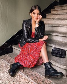 Transitional Fashion, Doc Martens Outfit, Skirt Diy, Mode Boho, Winter Trends, Van Cleef Arpels, 가을 패션, Black Leather Jacket, Doc Martens