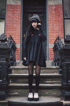 Your hearts on fire. Mesh Tights Outfit, Mesh Tights, Look Grunge, Hearts On Fire, Hat Styles, Witchy Fashion, Casual Hat, Pinterest Fashion