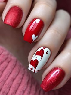 Ombre Nails With Heart Design, Valentine Nail Art Designs Heart, Valentines Day Nails Round, Valentines Ombre Nails, Valentine’s Day Nail Designs, Valentines Gel Nails Ideas, Feb Nails Valentines Day, Valentine Nails Designs, Nail Art Valentines Day