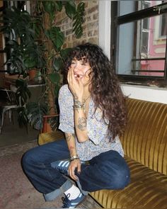 Curly Hair Goals Natural, Outfits For Bangs, Curly Hair Outfits Aesthetic, Curly Hair Without Bangs, Curly Hair Outfits Winter, Super Long Curly Hair, Curly Hair Outfits, Black Hair Types, Cooler Style