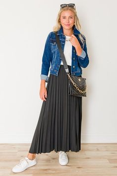 Pleated Skirt Outfit Fall Plus Size, Pleated Skirt With Denim Shirt, Pleated Skirt With Denim Jacket, Skirt With Collared Shirt Outfit, Black Pattern Skirt Outfit, Pleated Chiffon Skirt Outfit, Styling A Line Skirt, What Shoes To Wear With A Long Denim Skirt, Black Skirt Teacher Outfits