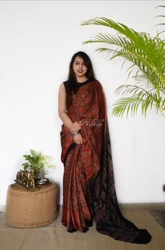 Casual Indian Outfits, Ajrak Print, Saree Blouse Styles, Cotton Saree Blouse Designs, Cotton Saree Blouse, Simple Saree Designs, Ajrakh Prints, Cotton Saree Designs