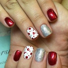 Gelmoment Christmas Nails, End Of December Nails, Dipped Nail Ideas For Christmas, Red Silver Nails Christmas, Red White And Silver Christmas Nails, Holiday Nail Ideas 2023, Pokadot Nails Christmas, Red And Silver Holiday Nails, Christmas Mani Pedi Combos