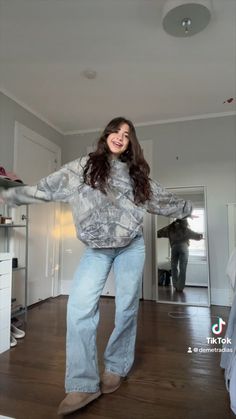 demetradias's jeans 👖 Collection on LTK Light Denim Outfit, Comfy Outfit For School, Comfy Jeans Outfit, Jeans Outfit Winter, Summer School Outfits, Random Style, Jeans Collection