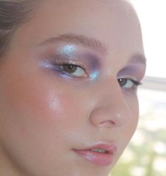 Purple Shimmer Makeup, Irredescent Makeup, Opal Eyeshadow, Iridescent Makeup Looks, Mermaidcore Makeup, Mermaidcore Nails, Scifi Makeup, Techno Makeup, Jellyfish Makeup