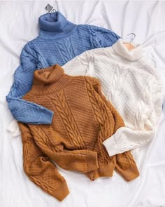 Creative Flatlay Clothes Photography, Clothing Flatlays, Flatlay Photography Clothing, Sweater Photography, Clothes Flatlay Ideas, Clothes Flatlay, Flatlay Fashion, Flat Lay Fashion