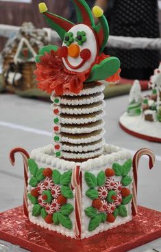 there is a cake made to look like a clown