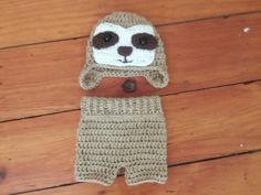 Sweet and trendy sloth newborn prop. Set is made to order please allow 2 weeks for delivery Made with tan acrylic yarn. Set comes with hat and shorts. Made to fit newborns under 8.5 lbs and head measurement to 13.5 in. If expecting a larger baby let me know. Spot clean recommended and please be aware of small parts. Sloth Crochet Pattern, Baby Clothes Gift, Baby Bunny Outfit, Sloth Nursery, Sloth Crochet, Newborn Baby Props, Giraffe Costume, Newborn Halloween Costumes, Crochet Animal Hats