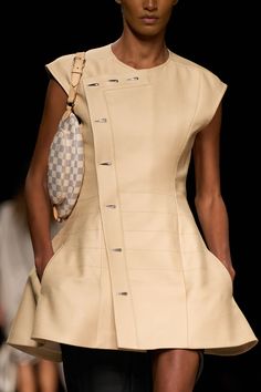 Louis Vuitton Spring 2025 Ready-to-Wear https://www.vogue.com/fashion-shows/spring-2025-ready-to-wear/louis-vuitton/slideshow/detail#111 Lv Runway, Louis Vuitton Runway, Runway Details, Outfit Primavera, Preppy Outfit, Summer Outfits Women, Preppy Style, European Fashion