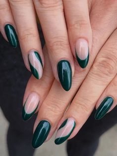 Full Colour Nail Ideas, Emerald Green Nails Inspiration, Emerald Green Design Nails, Nails Acrylic Almond Dark Green, Kendall Jenner Green Nails, Forest Green Almond Nails Designs, Forest Green Nails Almond Shape, Almond Nails Designs Dark Green, Winter Nails Ideas 2023