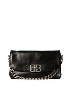 Discover the timeless sophistication of Balenciaga's "BB Soft Flap" shoulder bag. With a sleek and essential silhouette, this bag is the perfect accessory to accentuate your sophisticated style. Ideal for the modern woman who wants a touch of luxury in every day. || - Chain shoulder bag - Black leather shoulder strap - Flap closure - Turn lock - Metal logo - Inside zipper pocket - Silver hardware - Dimensions: 30x17x4 cm || Perfect to pair with an elegant dress for a special evening or a casual- Black Balenciaga, Flap Shoulder Bag, Balenciaga Bag, Crossbody Tote, Metal Logo, Chain Shoulder Bag, Look Casual, Metallic Logo, Black Pumps