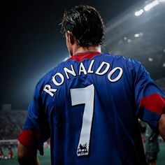 the back of a soccer player's shirt that says ronaldo 7 on it