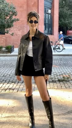 Edgy All Black Work Outfits, First Date Outfit Jeans, Outfit Jupe, Fall Outfit With Boots, College Night, 00s Mode, Black Boots Outfit, Doc Martens Outfit, Golden Birthday