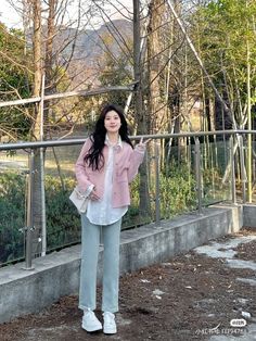 Modest Winter Outfits, Ootd Korean Style, Ootd Women, Parisian Chic Style, Teen Swag Outfits, Girl Fashion Style, Women Blouses Fashion, Korean Fashion Dress