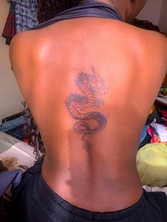 Dragon tattoo on the back. Dark Skinned Woman Cute Tattoo Ideas For Black Females, Dragon Tattoo For Black Women, Tattoo Black Women Dark Skin, Tatoos Black Woman, Tattoo On Dark Skin Women, Tattoos Dark Skin, Made In Hell Tattoo, Black People Tattoos Dark Skin, Tattoo Ideas Female Dark Skin