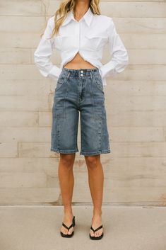 High rise bermuda Summer Jean Shorts Outfit, Jean Short Outfits, Summer Shorts Outfits, Textured Sweater, Denim Ideas, Casual Chic Outfit, Workout Tops, Short Outfits, Wide Leg Pants