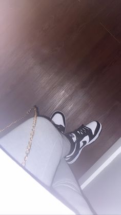 White And Black Dunks, Shoe Pics Instagram, Shoes Snapchat, Black Dunks, Shoes Selfie, Shoe Selfie, Mode Zara