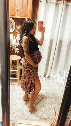 Maternity Grunge Outfit, Pregnant Zoo Outfit, Pregnant Western Fashion, Bump Fits Summer, Boho Maternity Outfits Casual, Maternity Outfits Boho, Boho Western Maternity Outfits, Pregnant Coachella Outfits, Hot Summer Maternity Outfits