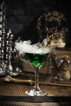 Harry Potter Cocktails: Drinks to Bewitch Your Palate Fantasy Drinks, Harry Potter Cocktails, Harry Potter Drinks, Holiday Party Drinks, Movie Food, Yummy Cocktails, Frozen Cocktail Recipes, Harry Potter Wedding Theme, Fantasy Food