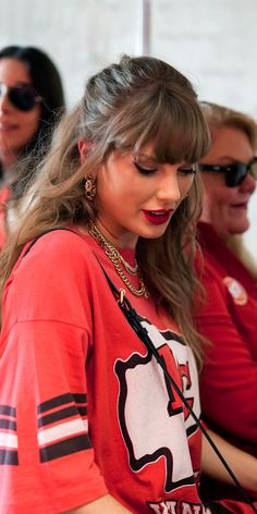 taylor swift is looking at her cell phone while waiting for the show to start in new york city