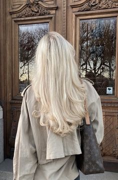 Creamy Pearl Blonde Hair, Ribbon Blonde Highlights, Blonde Medium Hairstyles, Pale With Blonde Hair, Shorter Front Pieces Hair, Light Blonde Hair Balayage, Pure Blonde Hair, Single Process Blonde, Lived In Platinum Blonde