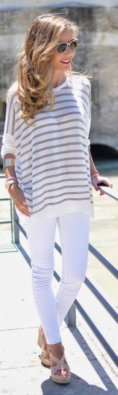 Keeping it light an breezy in a striped tee and white denim. Such an easy classic summer look! Striped Sweater Outfits, Mode Tips, Trendy Spring Outfits, Outfits 2016, Bohol, Cute Summer Outfits, Mode Inspiration, Looks Style, White Pants