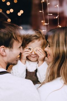 Photo Ideas Family, Christmas Photography Family, Christmas Photo Ideas, Christmas Editorial, Baby Christmas Photography, Funny Christmas Photos, New Year Photoshoot, Christmas Pictures Outfits, Christmas Poses