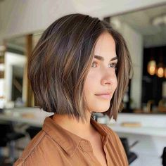 frisur kinnlang brauner blunt bob mit babylights Fine Hair Bobs With Bangs, Stepped Bob, Simple Bob Haircut, Highlights Bob Haircut, Neck Length Bob, Bob With Face Framing Layers, Bob Inspiration, Aline Bob, Gorgeous Hairstyles