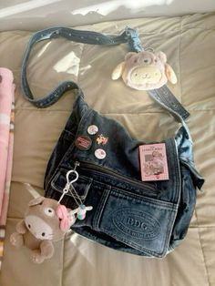 Messenger Bag With Pins Aesthetic, Messenger Bag With Pins, Mochila Kpop, Messanger Bag, Stylish School Bags, Inside My Bag, Music On Spotify, Handbag Essentials, What In My Bag