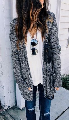 long gray knit sweater with a white tee Cardigan Ideas, Fashion Trend Inspiration, Mode Tips, Cardigan Outfits, Autumn Fashion Casual, Winter Trends, Fall Fashion Trends, Fashion Mode, Looks Style