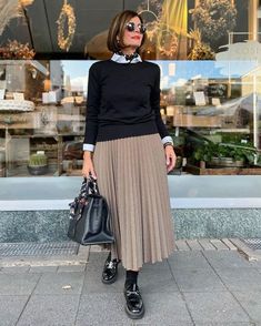 Loafers And Skirt Outfit, Loafers Skirt Outfit, Loafers With Skirt, Cream Pleated Skirt Outfit, Black Pleated Midi Skirt Outfit, Pleated Long Skirt Outfit, Midi Rock Outfit, Midi Skirt Outfit Winter, Plus Size Long Skirts