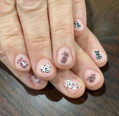 💅 Happy #MeownicureMonday! 💅 Cats, cats, everywhere cats (the more the better)! 😻🐈 Today’s cute meownicure courtesy of @bailofnail! #nailgoals