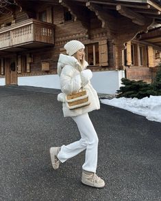 Winter Park Outfits, Winter Aspen Outfits, Winter Cream Outfits, Ski Clothing For Women, Ski Outfit 2023, Gstaad Outfit, Aspen Looks, Mountain Chic Attire, Aspen Dinner Outfit