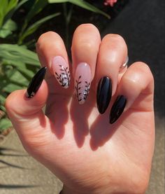 Almond Acrylic Nails Simple Design, Black Prom Nails Acrylic Almond, Prom Nails Black Almond, Black Nails For Prom Almond, Cool Almond Acrylic Nails, Almond Nails Black And Silver, Black Almond Nails With Design, Black And Silver Nails Acrylic Almond, All Black Almond Nails