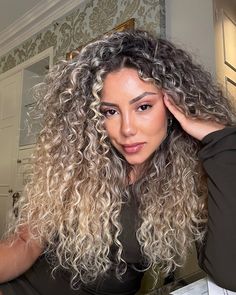 Curly Hair Silver Highlights, Beige Blonde Curly Hair, Curly Hair Blonde Tips, Blonde Balayage Curly Hair, Crazy Curly Hair, Body Rocks, Cornrow Hairstyles For Men, Balayage Blond