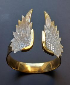 ♦️ Beautiful and original Angel wings bracelet Carved in Mop Shell and brass metal ♦️Adjustable size, handmade, original design Angel Wings Bracelet, Angel Wing Bracelet, Angel Bracelet, Wing Jewelry, Hammered Brass, Brass Bracelet, Brass Metal, Angel Wings, Slow Fashion