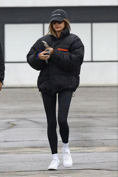 Haley Bieber, Plane Outfit, Hailey Bieber Outfits, Puffer Jacket Style, Working Out Outfits, Winter Outfits Warm