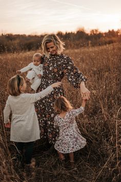 Autumnal Family Photoshoot, Family Pictures Prompts, Golden Hour Family Photos Outfits, Family Photoshoot Golden Hour, Fall Sunset Family Photos, Golden Hour Family Photography, Golden Hour Fall Family Photos, Family Golden Hour Photos, November Photoshoot Ideas Family