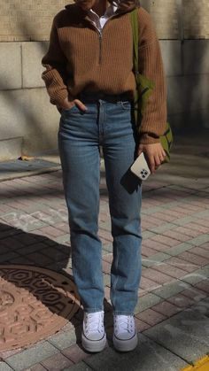 Fall Outfits Women 90s, Fall Outfits Women College, Thrifted Fall Outfits Vintage, Oldschool Outfit Women, Brown Quarter Zip Outfit, Cali Fall Outfits, Fall Outfits With Pants, 90s Inspired Fall Outfits, Dark Mom Jeans Outfit