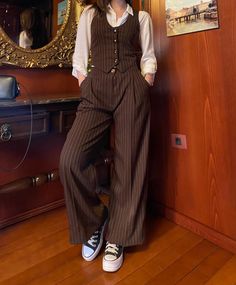 Womens Suits Casual, Academic Formal Outfit, Vintage Graduation Outfit, Old Monyet Outfit Woman, English Student Outfit, Women Suspender Outfits Classy, Business Formal Women Outfits, White Suit Vest Outfits For Women, History Professor Outfit