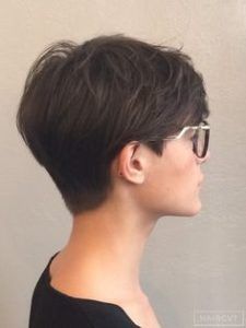 Hair hacks: Tendencias 2017 | El Centro del Peinador Short Hair And Glasses, Hair And Glasses, Long Pixie Hairstyles, Hair Styles 2017, Short Pixie Haircuts, Short Haircut, Short Hair Styles Pixie, Pixie Cuts