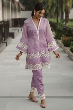 UNIQUEPAKISTANI AND INDIAN PAINS SUIT IDEAS/ SHIRT AND TROUSERS WITH DIFFERENT STYLE Kameez Ideas, Suit Designs Indian Style, Style Outfits Summer, Cotton Suit Designs, Summer Vibes Aesthetic, Indian Suits For Women, Ysl Lipstick, Stylish Kurtis Design, Lace Suit