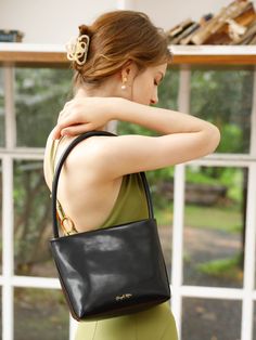 Get this vintage handbag in Simple Retro. 2021 Pre-Fall simple retro style. Simple Retro, Vintage Handbag, Personal Fitness, Vintage Handbags, Pre Fall, Black Handbags, Retro Style, Retro Fashion, Vegan Leather